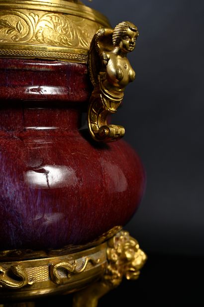 Attribué à Edouard Lièvre (1829-1886) Vase formant pot pourri en céramique de la...