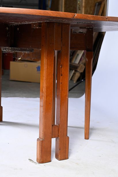 null Mahogany and mahogany veneer gate-leg table, oval shape, central H-shaped base...