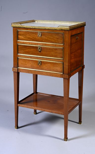 null Mahogany and mahogany veneer table opening with a side drawer and two in front....