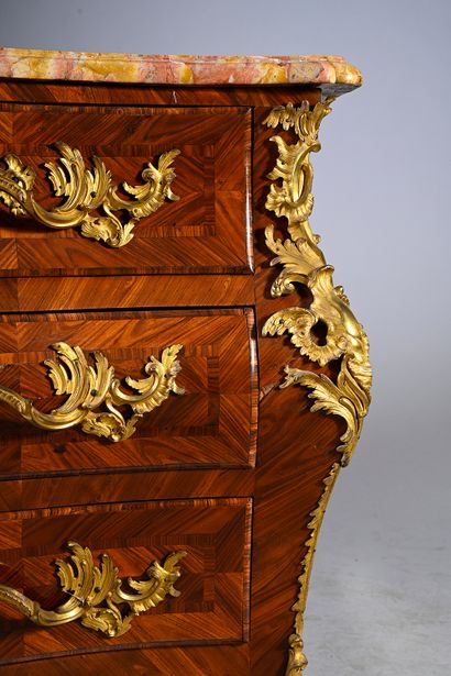 null Commode tombeau en placage de bois de violette, la façade galbée ouvrant par...