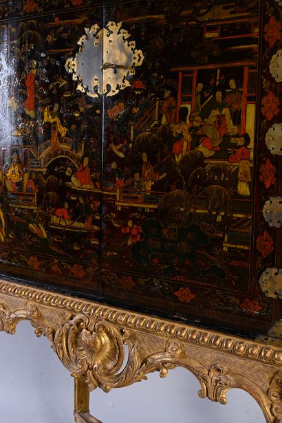 null China cabinet on its gilded wood console. This rectangular cabinet in Chinese...