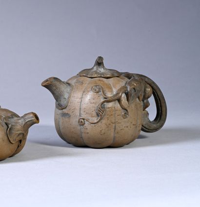 CHINE, XXe siècle Yixing stoneware teapot in the form of a pumpkin, branches and...