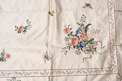 CHINE, XIXe siècle Très large tenture en soie
De couleur crème, présentant un décor...