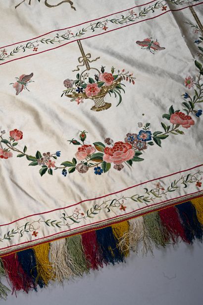 CHINE, XIXe siècle Very large silk hanging
Cream colored, presenting an embroidered...