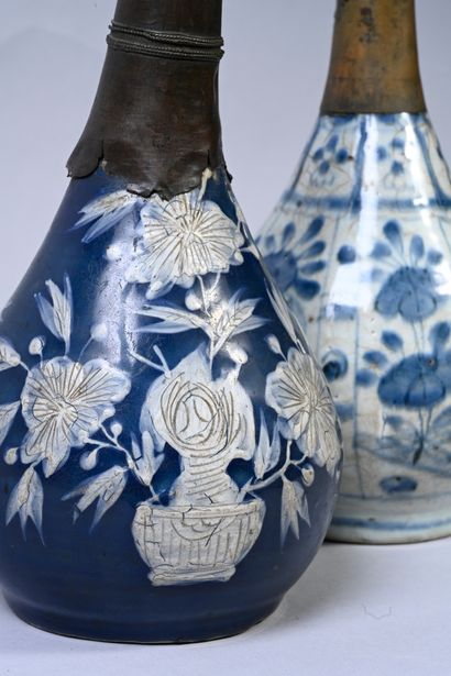 CHINE, Dynastie Ming, Époque Wanli Two porcelain vases
Bottle-shaped, one with floral...