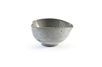COREE, XIXe siècle Ceramic bowl with celadon glaze and white underglaze decoration
Height...