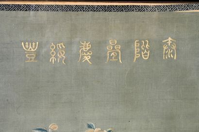 CHINE, XVIIIe siècle Ensemble de deux éléments en soie à décor brodé polychrome de...