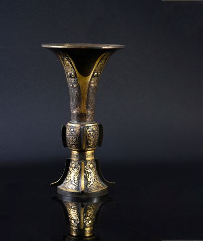 CHINE, XVIIe siècle Vase en bronze partiellement doré
Réalisé d'après les modèles...