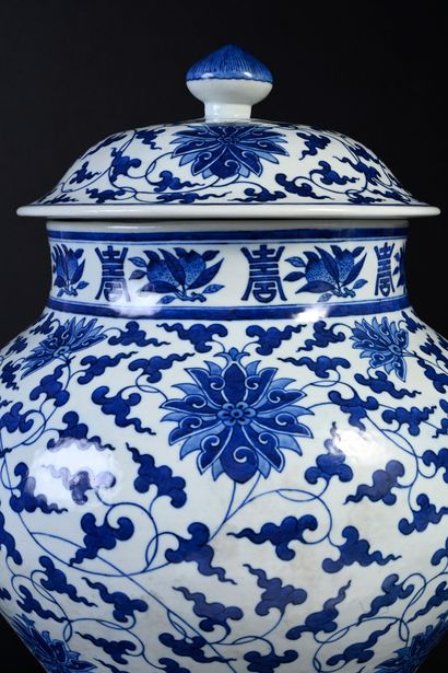 CHINE, Marque et époque Xuantong (1909-1912) Large covered porcelain vase
The curved...