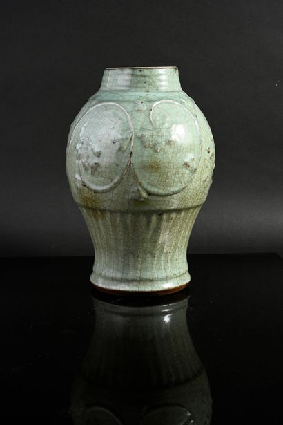 CHINE, Époque Yuan Vase with celadon crackled glaze
The curved base and the round...