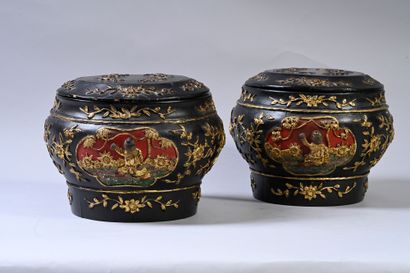 CHINE du SUD, XIXe siècle Set of two circular boxes in black and red lacquered wood...