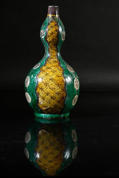 JAPON, XVII-XVIIIe siècle A double gourd porcelain vase in Ko-Kutani polychrome enamels,...