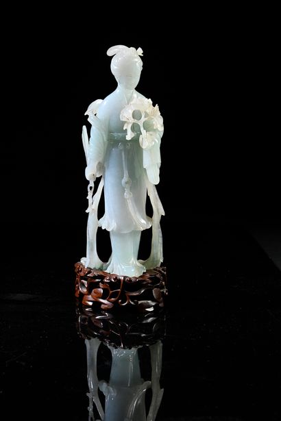 CHINE, XXe siècle Jadeite statuette
Depicting an elegant woman standing, holding...
