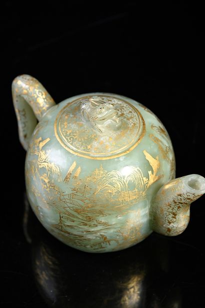 CHINE, vers 1900 Élégante théière couverte en jade céladon sculpté et décor peint...