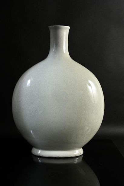 Dans le Style chinois, XXe siècle Large bottle vase, mounted on a foot, with flat...