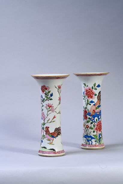 CHINE, XVIIIe siècle Pair of porcelain vases of the "cornet" form presenting a decoration...