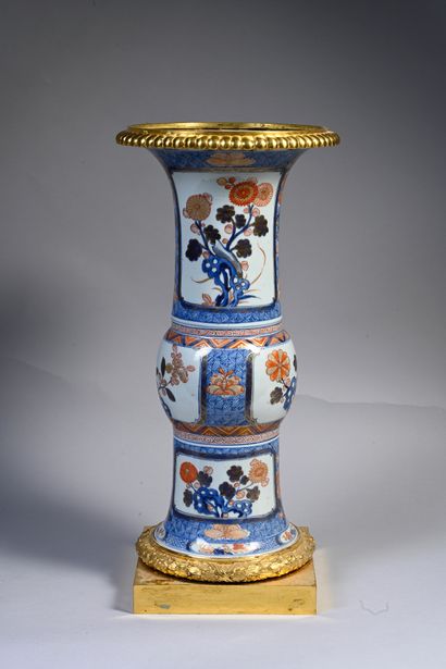 CHINE, XVIIIe siècle Large yenyen or cone-shaped porcelain vase with Imari decoration...