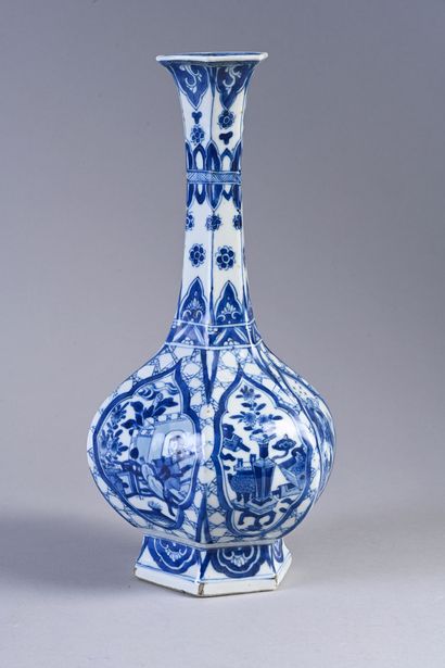 CHINE, Epoque Kangxi, XVIIIe siècle Porcelain vase, mounted on a small foot, the...