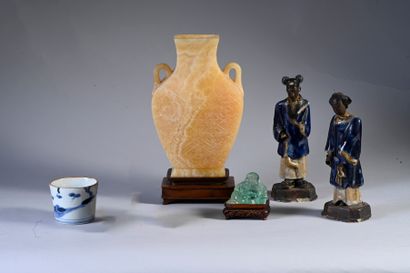 CHINE, XXe siècle Ensemble d'objets chinois comprenant :
Une paire de statuettes...