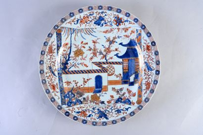 CHINE, XVIIIe siècle Large circular porcelain dish with Imari decoration presenting...