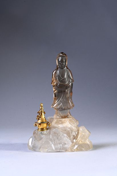 CHINE, XXe siècle Elegant statuette in sculpted rock crystal representing a Guanyin...