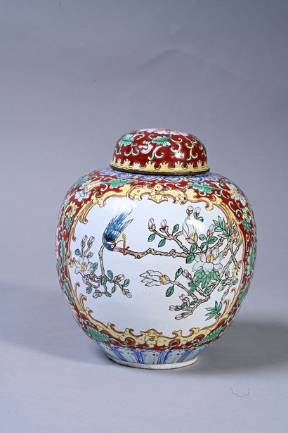 CHINE, XXe siècle Covered ovoid pot in enamelled copper decorated with birds in cartouches,...
