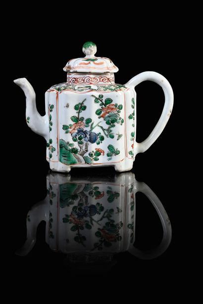 CHINE, Epoque Kangxi, XVIIIe siècle* Petite théière en porcelaine
De forme quadrangulaire,...