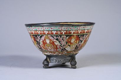 CHINE, Benjarong, XIXe siècle Bol en porcelaine à décor polychrome de divinités,...