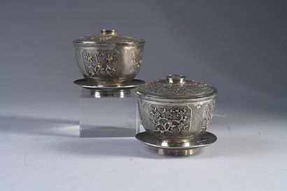 CHINE, XXe siècle Pair of silver 800e covered bowls and supporting dishes with decoration...
