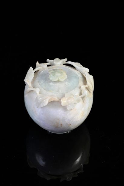 CHINE, XXe siècle Covered pot in carved jadeite, of circular form, a decoration of...