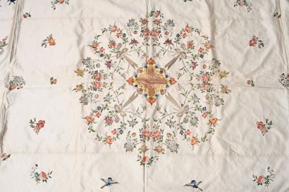 CHINE, XIXe siècle Très large tenture en soie
De couleur crème, présentant un décor...