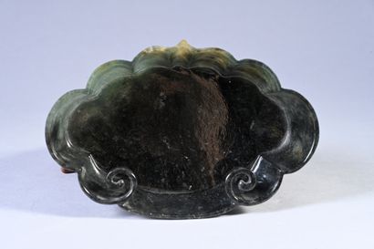 CHINE, XXe siècle Cup in grey and green nephrite with lobed edges. Wooden base adapted
Height...
