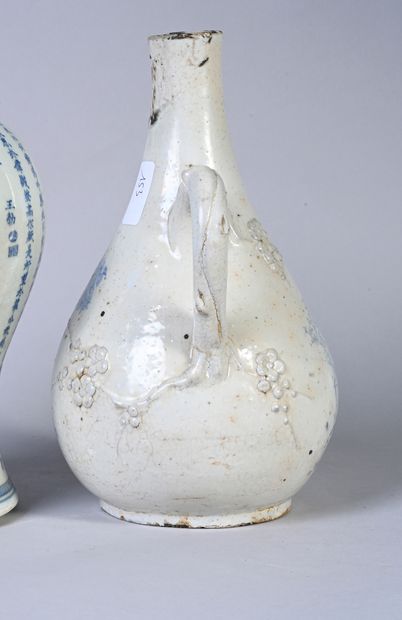 VIETNAM, XIXe siècle Porcelain vase with blue and white decoration of landscapes,...