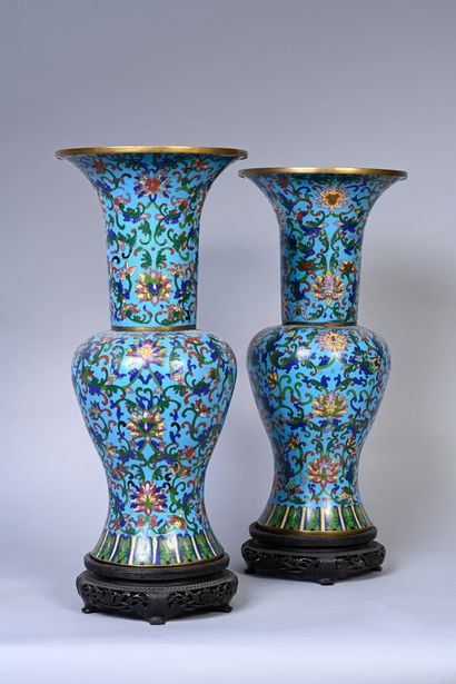 CHINE, XXe siècle Pair of cloisonné enamel vases of horn or "yenyen" form decorated...