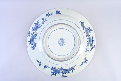 CHINE, Dynastie Ming, Époque Wanli Grand plat en porcelaine
A décor bleu blanc d'oiseaux...