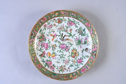 CHINE, XIXe siècle Circular porcelain dish with pink family decoration of flowers,...