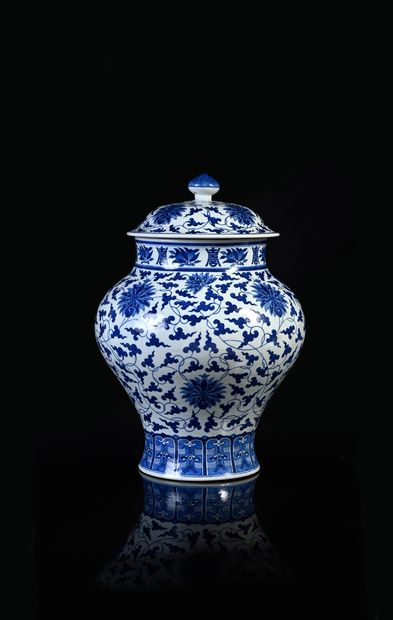 CHINE, Marque et époque Xuantong (1909-1912) Grande potiche couverte en porcelaine
La...