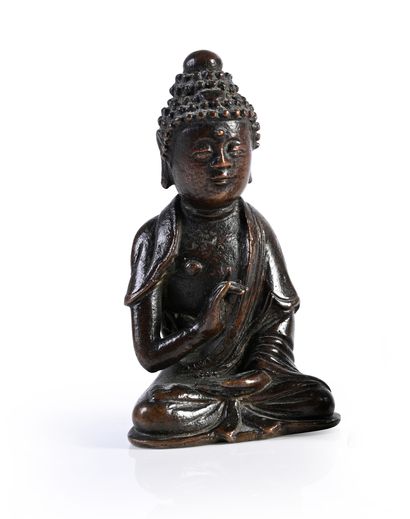 CHINE, XVII/XIXe siècle Set of three small groups in bronze, one representing a Buddha,...