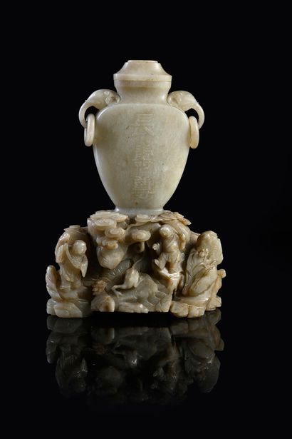 CHINE, XVIIIe siècle Rare et important vase couvert en jade gris
Le vase de forme...