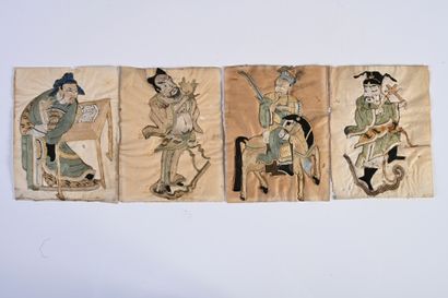 CHINE, fin de l'époque Ming Ensemble de quatre textiles en soie polychrome et fils...