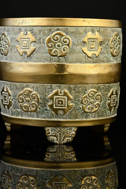 CHINE, XVIIe siècle Petit brûle parfum en bronze la panse cylindrique reposant sur...