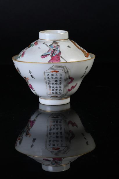 CHINE, XIXe siècle Petit bol couvert en porcelaine
A décor en émaux polychromes de...