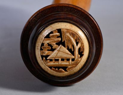 CHINE, XXe siècle Rare cricket cage in molded calabash, the lid in carved wood.
Length...