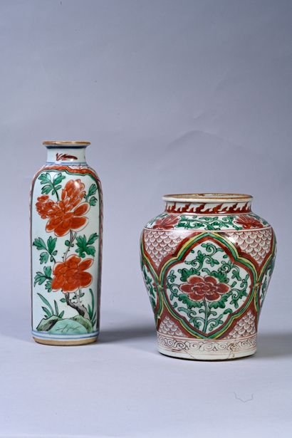 CHINE, époque Transition Élégante jarre balustre en porcelaine à décor wucai de motifs...