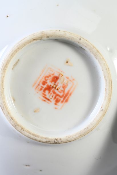 CHINE, XIXe siècle Rare paire de chauffe-plats couverts en porcelaine à décor bleu...