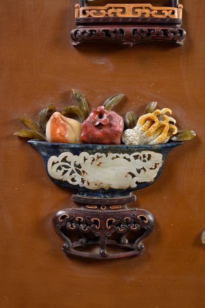 CHINE, dynastie Qing. XVIIIe siècle Rare panneau en bois sculpté encadrant un panneau...