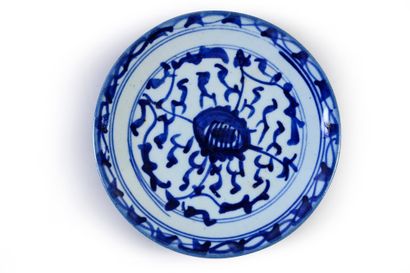 CHINE, XIXe siècle Ensemble d'assiettes divers en porcelaine bleu blanc