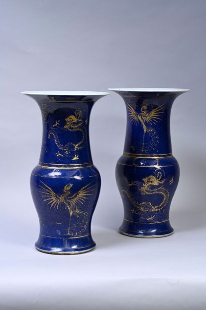 CHINE, XVIIIe siècle Rare pair of yenyen or cone-shaped porcelain vases with gold...