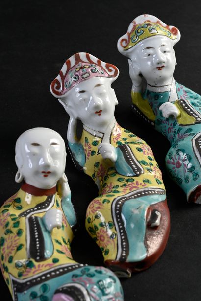 CHINE, XVIIIe siècle* Set of three characters represented lying down in polychrome...