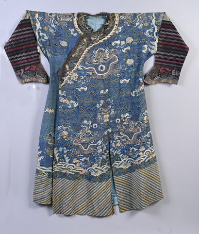 null Dress jifu in kesi, 19th century, dress in tapestry weaving polychrome silk...